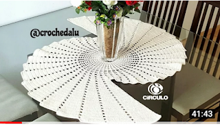 Caminho de mesa espiral em croche