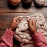 O cardigan de crochê virou tendência e você vai entender o porquê