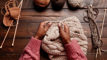 O cardigan de crochê virou tendência e você vai entender o porquê