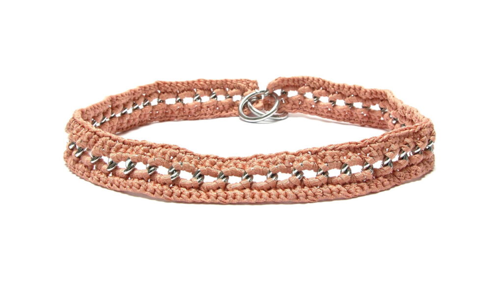 Por que os colares de crochê estão conquistando todo mundo agora