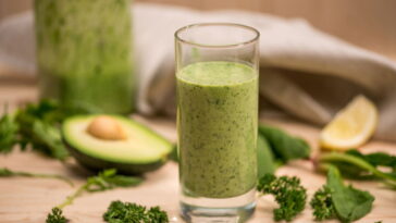 A melhor receita de vitamina de abacate cremosa e nutritiva Créditos: depositphotos.com / alebloshka