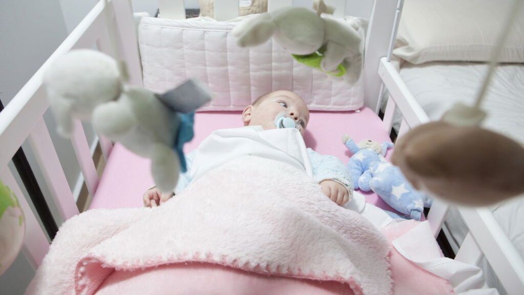 O móbile de crochê que transforma o quartinho do bebê