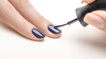 Inverno 2025 traz tendências de esmalte que você vai amar