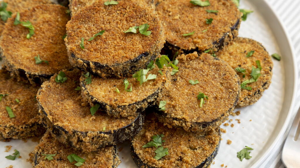 O segredo da crocância que fez essa receita de berinjela viralizar