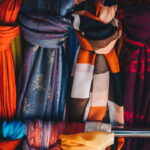 Esse acessório feito à mão pode transformar seu look de inverno