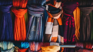 Esse acessório feito à mão pode transformar seu look de inverno