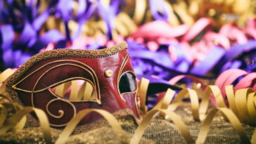 Personalizadas coloridas e únicas as máscaras estão dominando os blocos