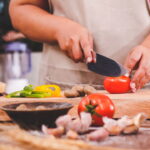 Uma panela de arroz, legumes e lentilhas, que aquece e alimenta