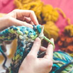 Do ateliê para o mundo, a peça de crochê que é puro estilo