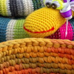 Ela parece perigosa mas virou o amigurumi mais divertido do ano