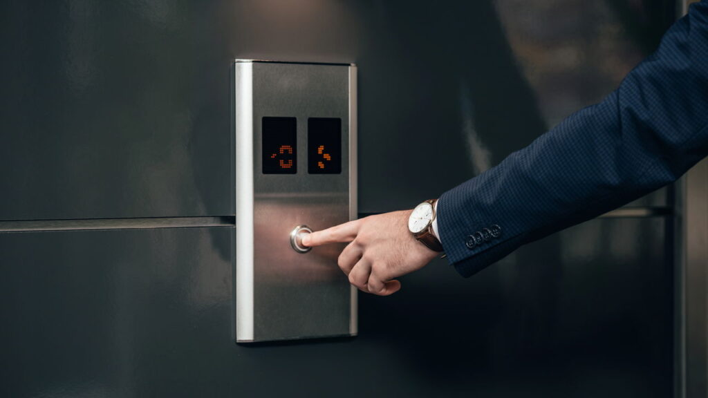 Como os espelhos no elevador ajudam a reduzir medo e aumentar segurança