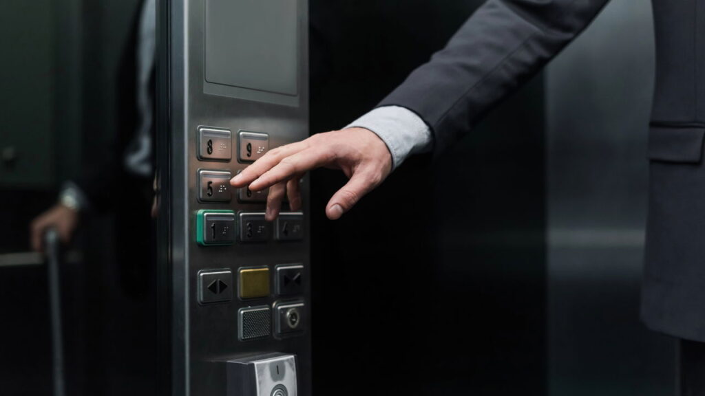 Como os espelhos no elevador ajudam a reduzir medo e aumentar segurança