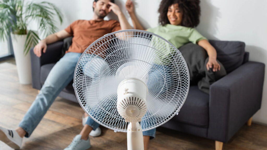 Brasileiros estão mudando a forma de usar o ventilador para driblar o calor