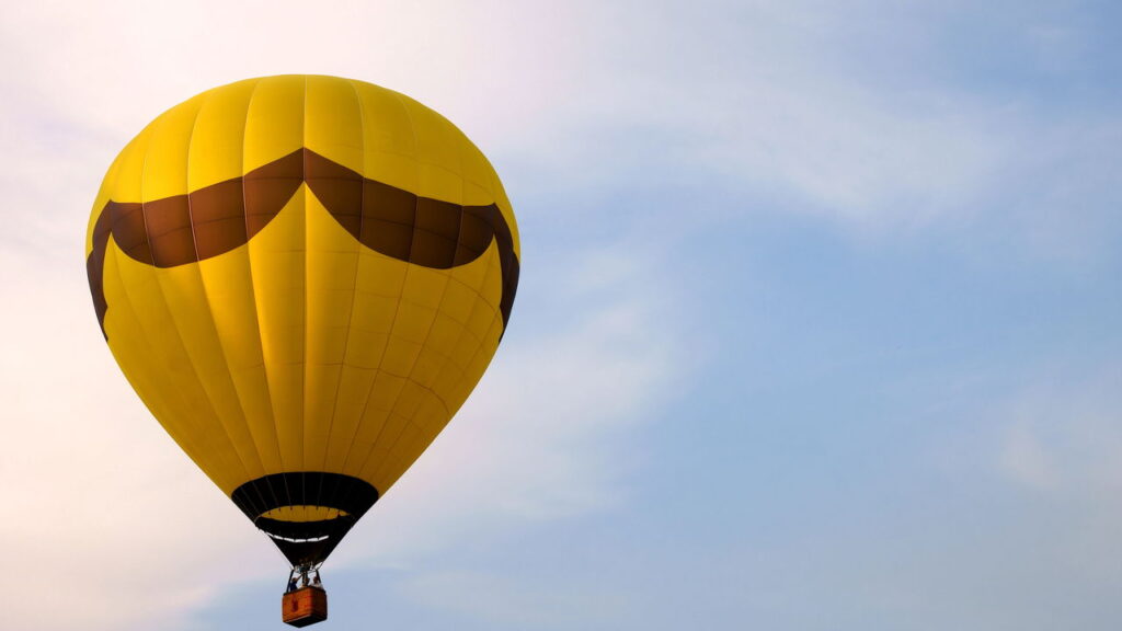 De peça comum a presente inesquecível o balão de crochê emociona