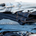 Quem tem um jeans velho pode criar este acessório incrível em casa