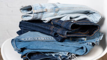 Quem tem um jeans velho pode criar este acessório incrível em casa