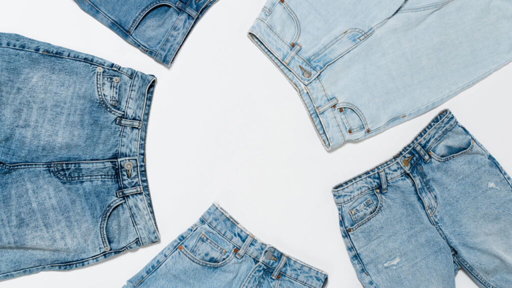 Quem tem um jeans velho pode criar este acessório incrível em casa