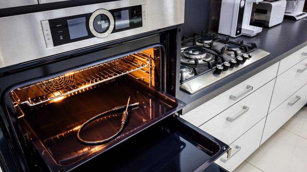 O truque simples que está transformando a limpeza do forno nas casas brasileiras