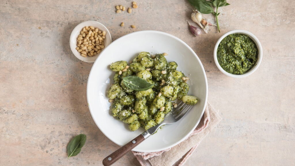 Nhoque colorido pesto diferente e um sabor que abraça a alma