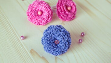 Por que a rosa de crochê virou tendência entre apaixonados por artesanato