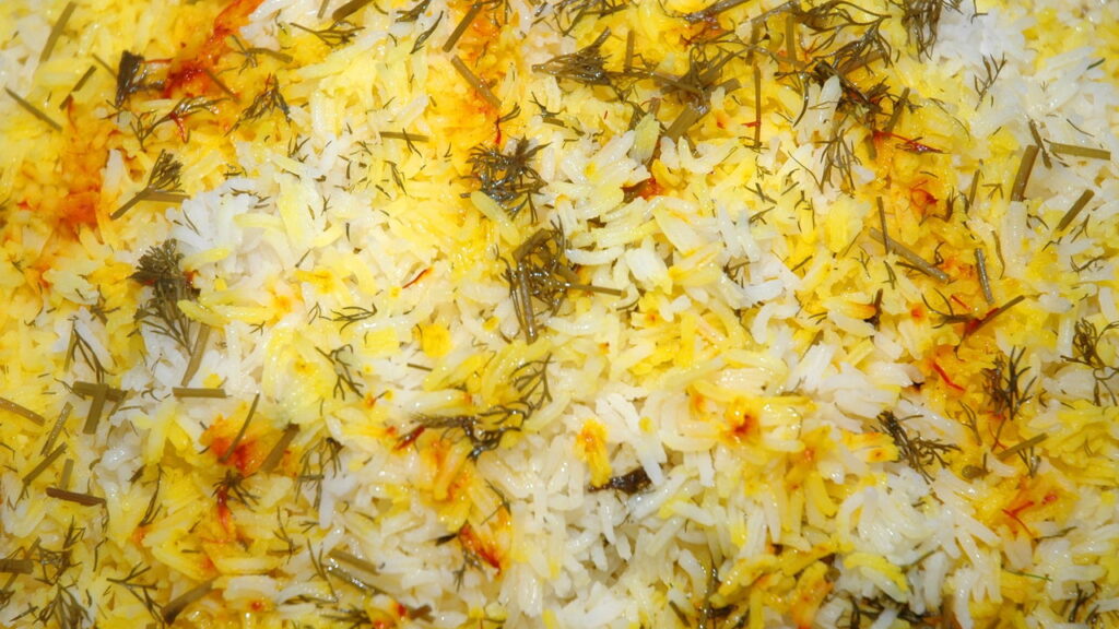 Uma panela de arroz, legumes e lentilhas, que aquece e alimenta