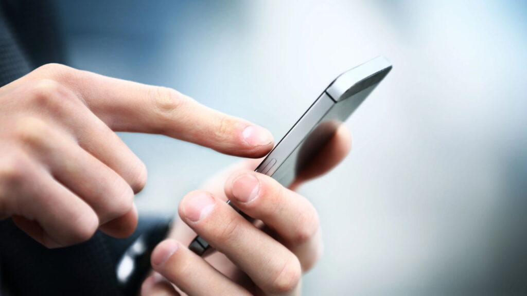 O furinho perto do carregador do celular tem um segredo essencial