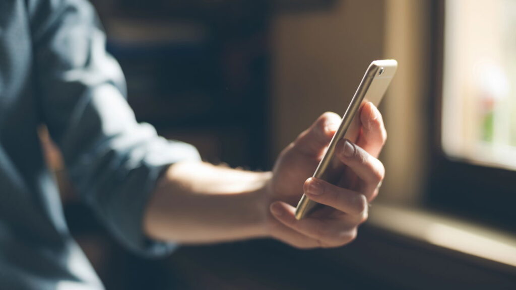 O furinho perto do carregador do celular tem um segredo essencial