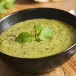 A sopa de ervilhas mais cremosa e nutritiva que você vai provar