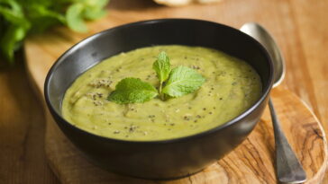 A sopa de ervilhas mais cremosa e nutritiva que você vai provar