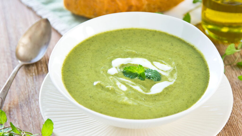 A sopa de ervilhas mais cremosa e nutritiva que você vai provar