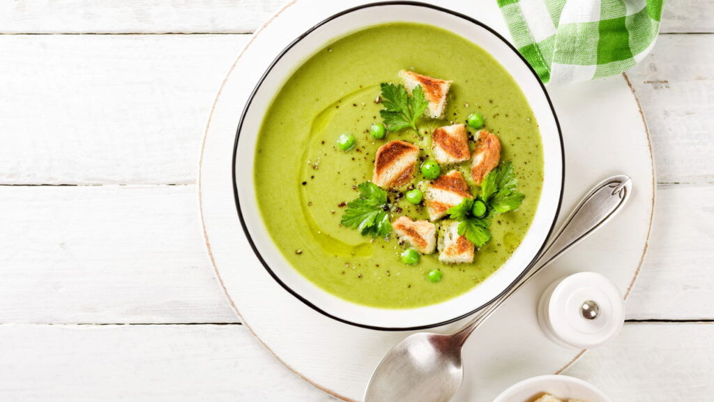 A sopa de ervilhas mais cremosa e nutritiva que você vai provar