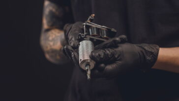 O erro mais comum após tatuar que quase ninguém te conta
