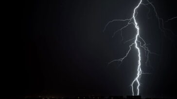 O som que assombra os céus mesmo depois da tempestade não é um trovão