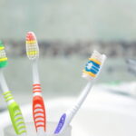 O truque das cerdas coloridas vira aliado dos dentistas no mundo inteiro