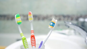 O truque das cerdas coloridas vira aliado dos dentistas no mundo inteiro