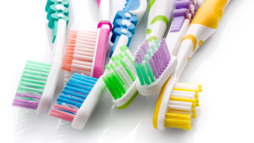O truque das cerdas coloridas vira aliado dos dentistas no mundo inteiro