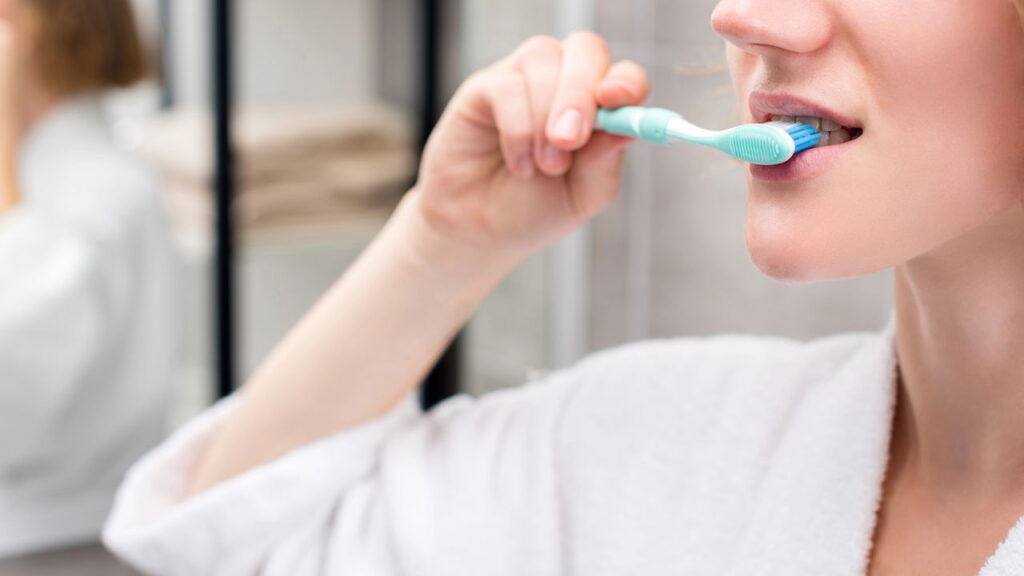 O truque das cerdas coloridas vira aliado dos dentistas no mundo inteiro