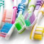 Essa dica simples com escova de dentes pode revolucionar sua faxina