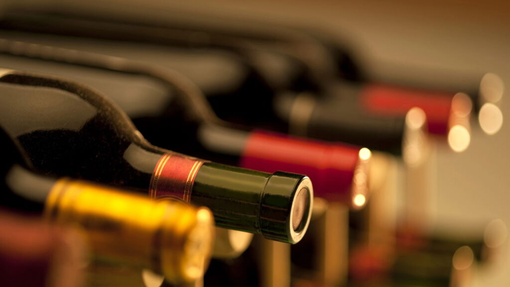 Você vai se surpreender com o motivo por trás do fundo das garrafas de vinho