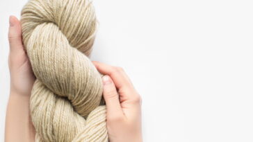 Essa peça feita à mão está enlouquecendo quem ama moda artesanal