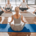 Transforme sua saúde física e mental com uma prática de yoga simples e segura