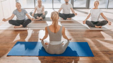 Transforme sua saúde física e mental com uma prática de yoga simples e segura