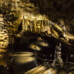 Conheça este destino escondido encanta visitantes com suas cavernas e natureza