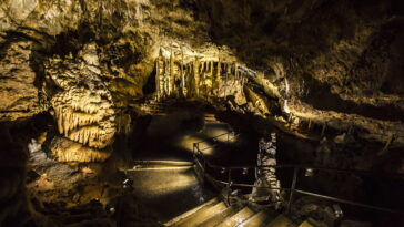 Conheça este destino escondido encanta visitantes com suas cavernas e natureza
