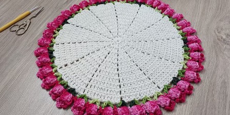 Esse sousplat com tulipas em crochê é mais fácil de fazer do que parece