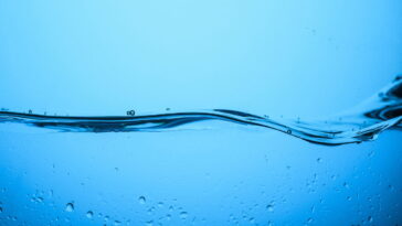 Tomar água demais pode fazer mal, veja o que dizem os estudos
