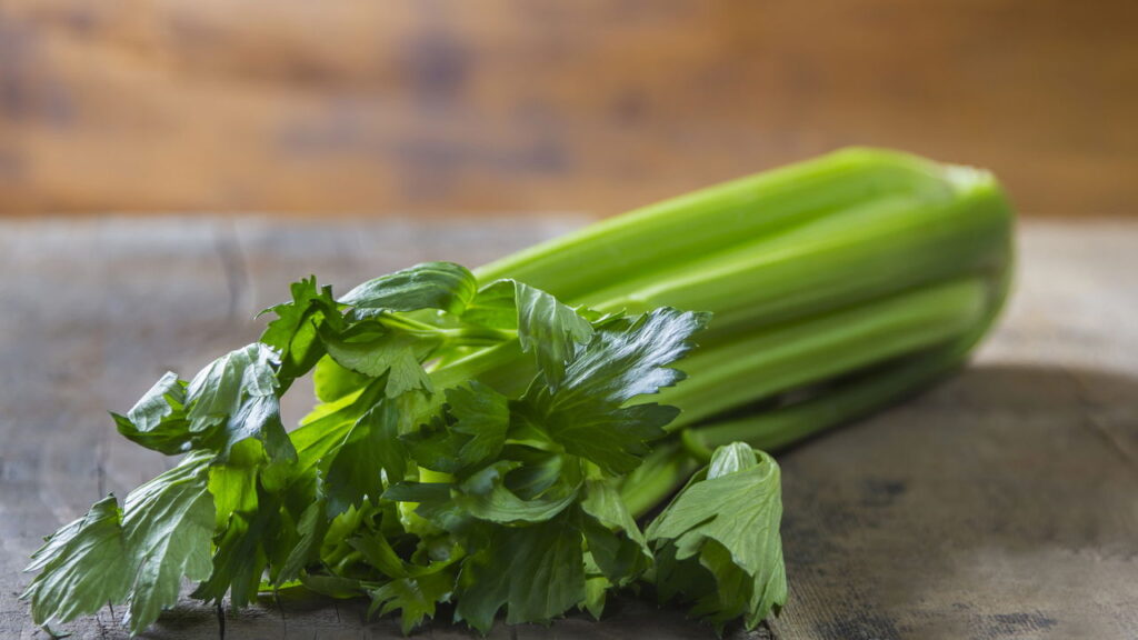 O erro comum ao cozinhar aipo que pode acabar com suas vitaminas