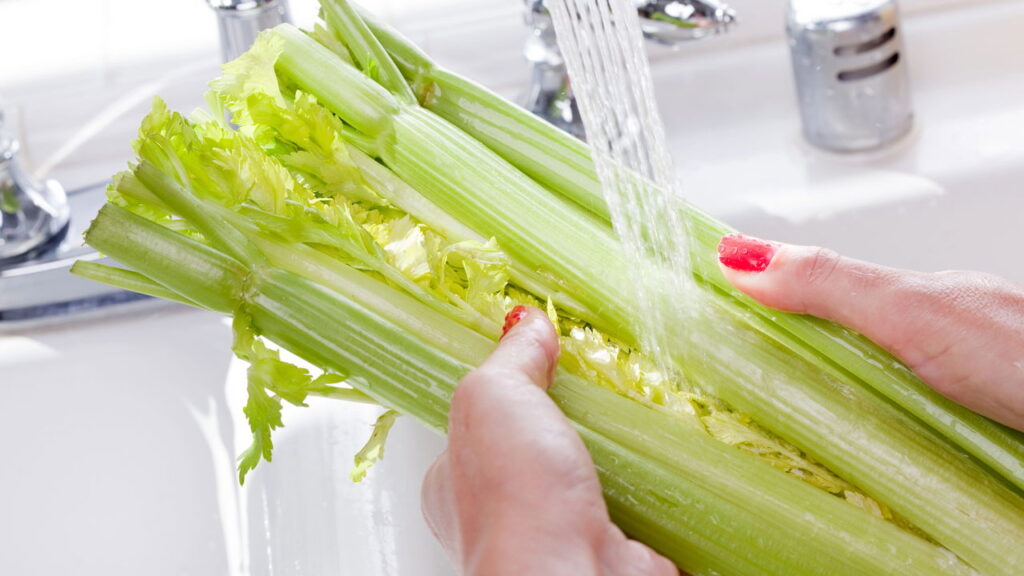 O erro comum ao cozinhar aipo que pode acabar com suas vitaminas