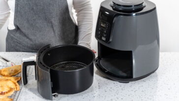 Sua air fryer pode estar cheia de resíduos e você nem imagina como limpar