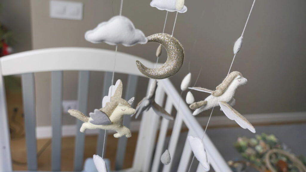 O melhor móbile de crochê para quarto de bebê que você vai ver hoje
